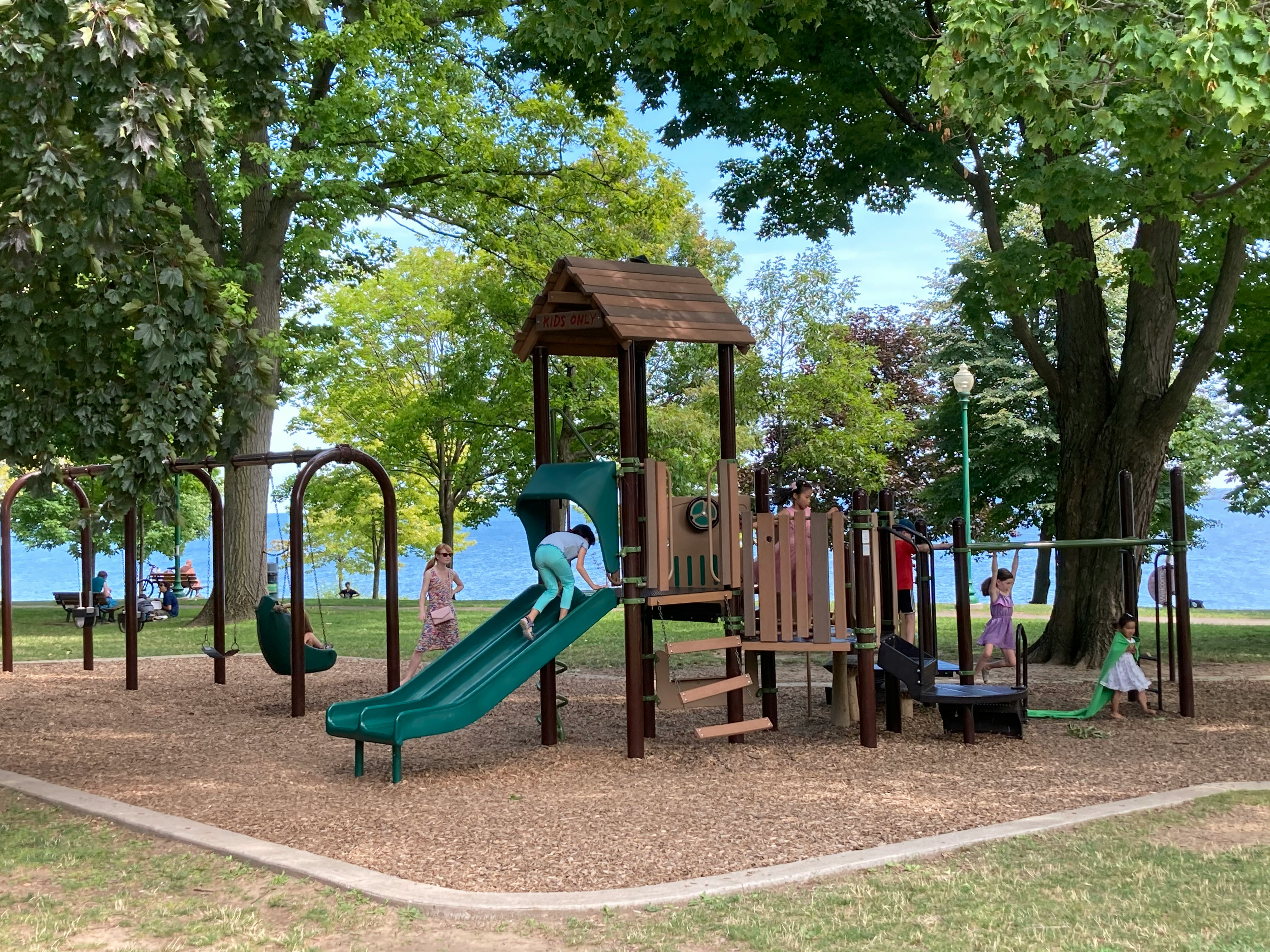 Aire de jeux pour enfants en parc municipal