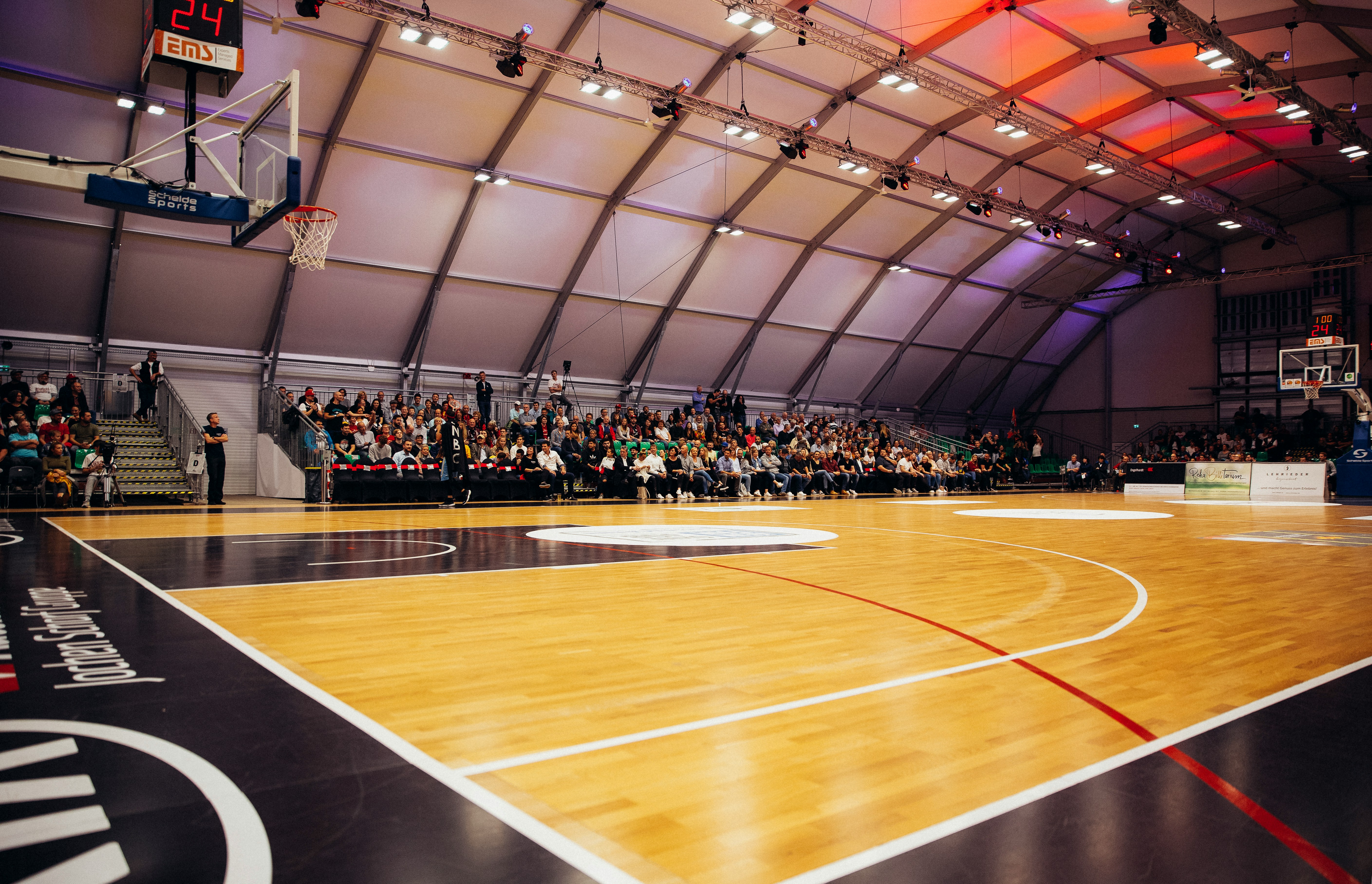 Gymnase sportif intérieur avec parquet bois